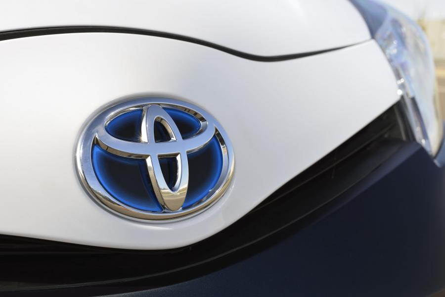 Логотип Toyota Yaris Hybrid-R Concept 2013 года  (фото 13 из 42)